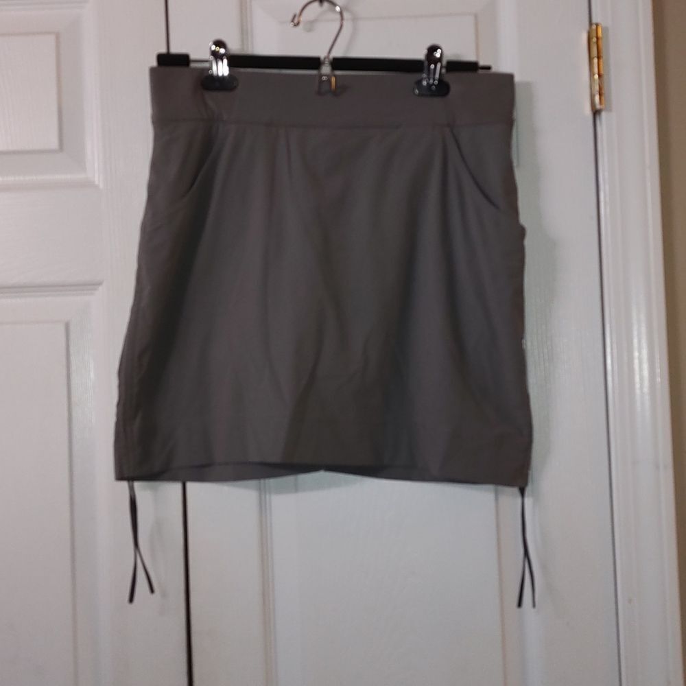 Columbia gray  Anytime Casual  Omni Shield advanced repellency Skort  Sz M NWOT